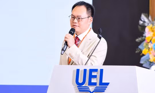 PGS Gwanghyun Jo - Trường đại học Hanyang (Hàn Quốc) - chia sẻ kinh nghiệm về AI trong nghiên cứu - Ảnh: TRỌNG NHÂN