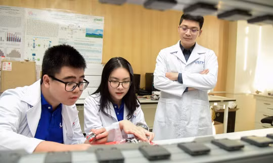 Giảng viên và sinh viên Trường Đại học Khoa học và Công nghệ Hà Nội. Ảnh: USTH