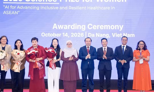 Bộ trưởng Bộ KH&CN Vũ Hải Quân cùng các nhà khoa học nữ đoạt giải - Ảnh: Bộ KH&CN
