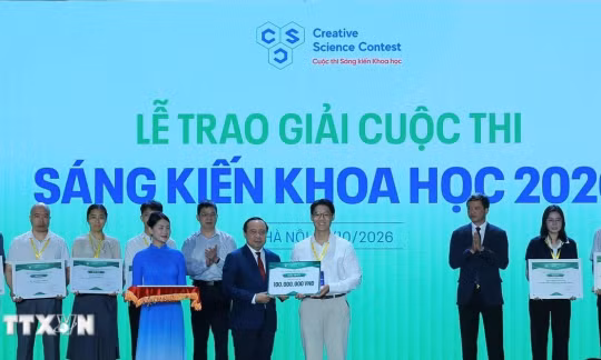 Bộ trưởng Bộ Khoa học và Công nghệ Vũ Hải Quân trao giải Nhất - Giải thưởng "Sách khoa học, công nghệ, đổi mới sáng tạo, chuyển đổi số năm 2026". (Ảnh: Hoàng Hiếu/ TTXVN)