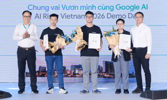 Vinh danh 3 sáng kiến được khán giả bình chọn yêu thích nhất - Ảnh: NGỌC LINH