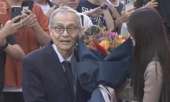 Giáo sư Kenso Soai nhận hoa chúc mừng hôm 8/10. Ảnh: NewsTV