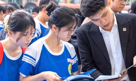Bộ Giáo dục và Đào tạo dự kiến ban hành quy chế tuyển sinh sửa đổi, bổ sung trong tháng 11-2026. Trong ảnh: Học sinh tìm hiểu thông tin tuyển sinh đại học của Trường đại học Văn Hiến - Ảnh: TRƯƠNG THẢO