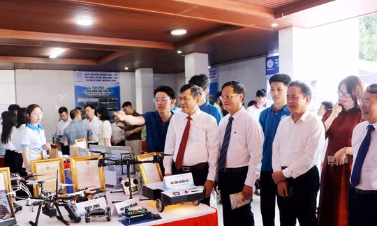 Các đại biểu tham quan các gian hàng và trải nghiệm các công nghệ tại không gian trưng bày, triển lãm công nghệ và dự án khởi nghiệp được tổ chức tại Trường Đại học Vinh, mở cửa trong 03 ngày từ 20-22/10/2026. Ảnh: Phan Quỳnh
