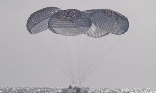 Tàu Crew Dragon Freedom hạ cánh xuống biển. Ảnh: NASA