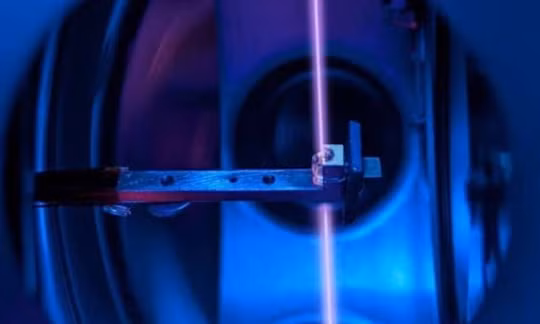 Tinh thể canxi fluoride chứa hạt nhân thorium và tia laser trong đồng hồ ở Vienne. Ảnh: Thorsten Schumm/TU Wien