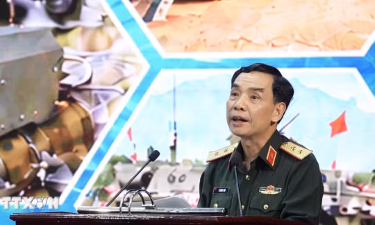 Trung tướng Lê Minh Thái, Giám đốc Học viện Kỹ thuật quân sự, phát biểu tại hội thảo. (Ảnh: Hiền Hạnh/TTXVN)