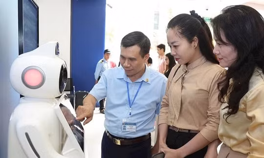 Chuyển đổi số không thể dừng ở phần mềm khi người dân vẫn phải chờ lâu