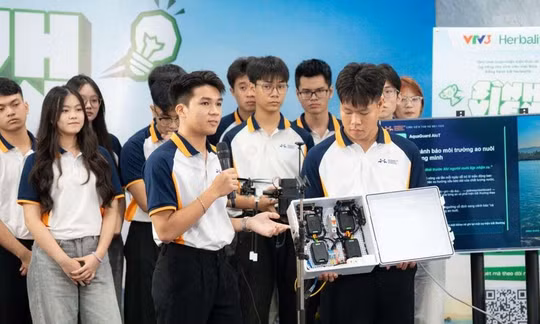 Đội trường Đại học Công nghệ Giao thông vận tải giới thiệu "AquaGuard AIoT", hệ thống cảnh báo môi trường ao nuôi cá, tôm.