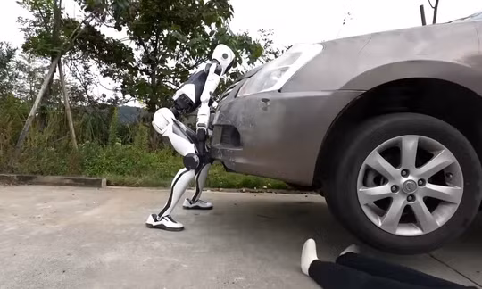 Robot H2-X đủ mạnh để nâng đầu ô tô nhằm giải cứu người bị mắc kẹt bên dưới (Ảnh cắt từ clip).