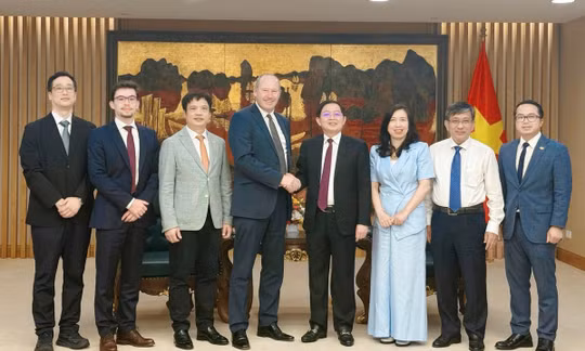Phó Thủ tướng Hồ Quốc Dũng, Thứ trưởng Trần Trung Tính, ông Mark Armstrong cùng các đại biểu chụp hình lưu niệm.