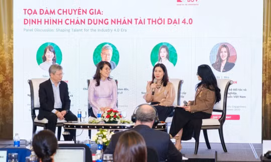 Bà Sylvia Andhini Putri, Trưởng phòng khối Giáo dục, Decision Lab trình bày phương pháp luận của trưởng nhóm nghiên cứu. (Ảnh: BUV)