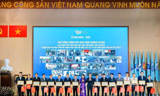 Thủ tướng Chính phủ trao phần thưởng và quà cho giảng viên, nhà khoa học, sinh viên Đại học Quốc gia TPHCM tham gia "Chiến dịch 500 ngày đêm đẩy mạnh thực hiện tìm kiếm, quy tập và xác định danh tính hài cốt liệt sĩ". Ảnh: BTC