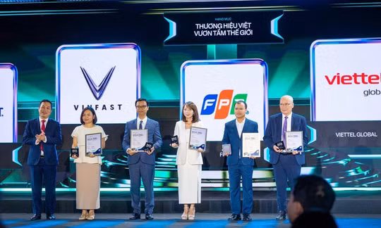 Ông Nguyễn Hồng Sâm, Cục trưởng Cục Thông tin và Truyền thông, Văn phòng Chính phủ trao Giải thưởng thương hiệu Việt vươn tâm thế giới cho các doanh nghiệp - Ảnh: Chinhphu.vn