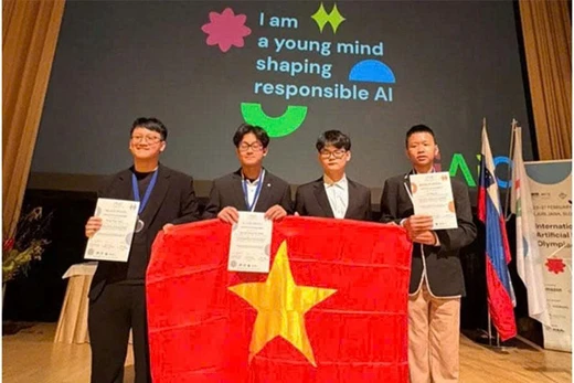 Hình ảnh cờ Tổ quốc được các thí sinh nâng niu trên trường quốc tế khi đem thành tích về cho nước nhà