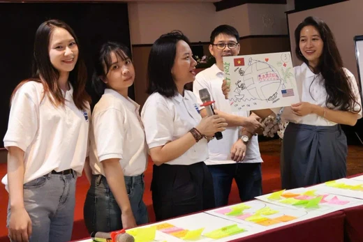 Yến (bìa trái) cùng nhóm đang thuyết trình trong chương trình của Fulbright. Ảnh: NVCC