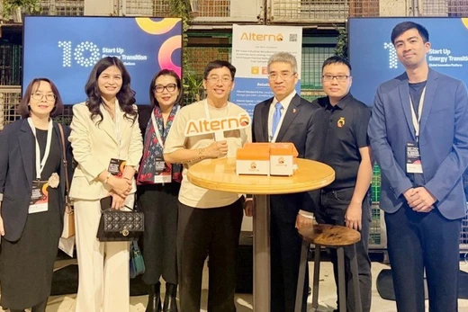 Đại sứ Việt Nam tại Đức chúc mừng đội ngũ Alternō lọt vào Top 3 SET Award 2026 tại Berlin