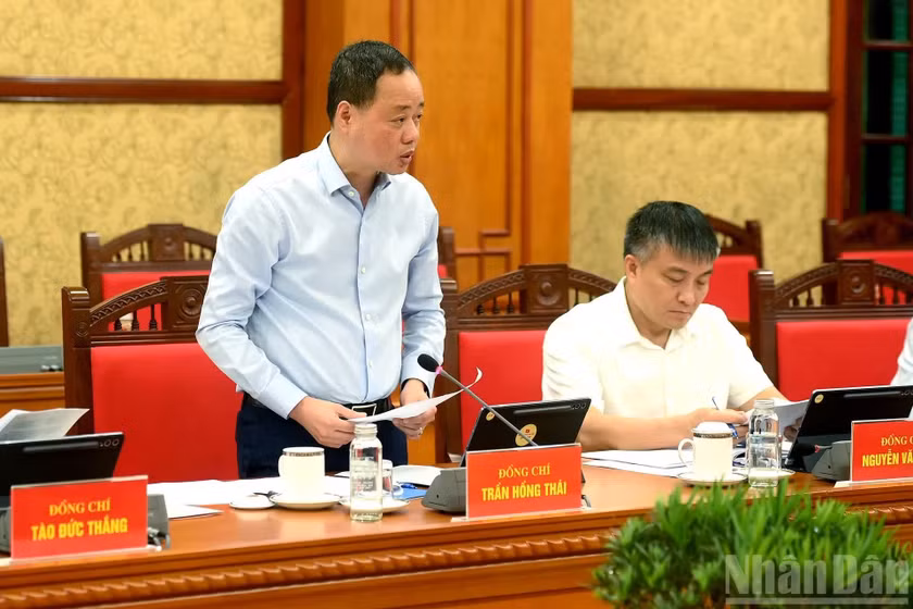 Đồng chí Trần Hồng Thái, Ủy viên Trung ương Đảng, Chủ tịch Viện Hàn lâm Khoa học và Công nghệ Việt Nam trình bày báo cáo tại cuộc làm việc.