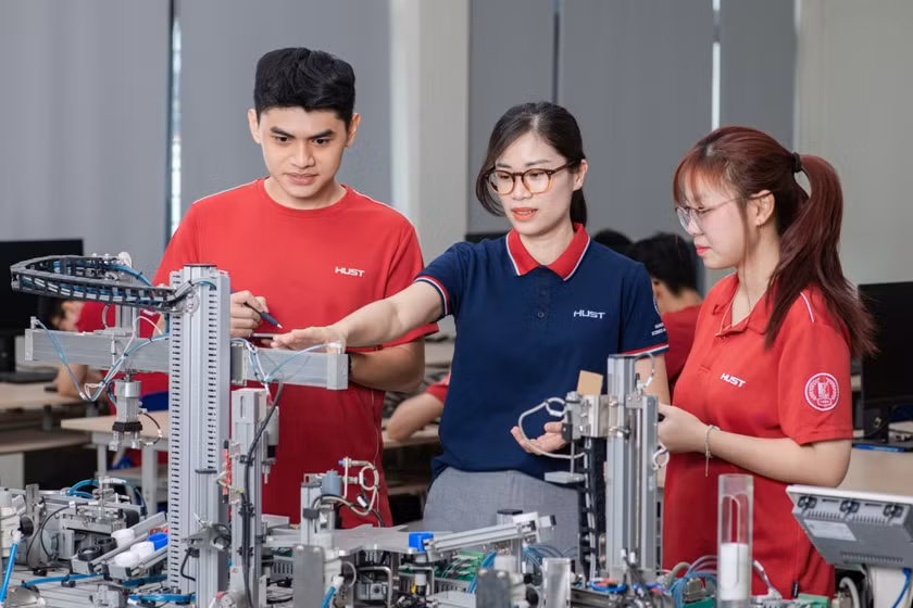 Giảng viên Đại học Bách khoa Hà Nội hướng dẫn sinh viên thực hành trong phòng thí nghiệm (Ảnh: Hust)
