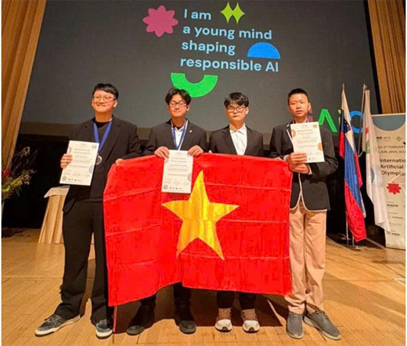 Hình ảnh cờ Tổ quốc được các thí sinh nâng niu trên trường quốc tế khi đem thành tích về cho nước nhà