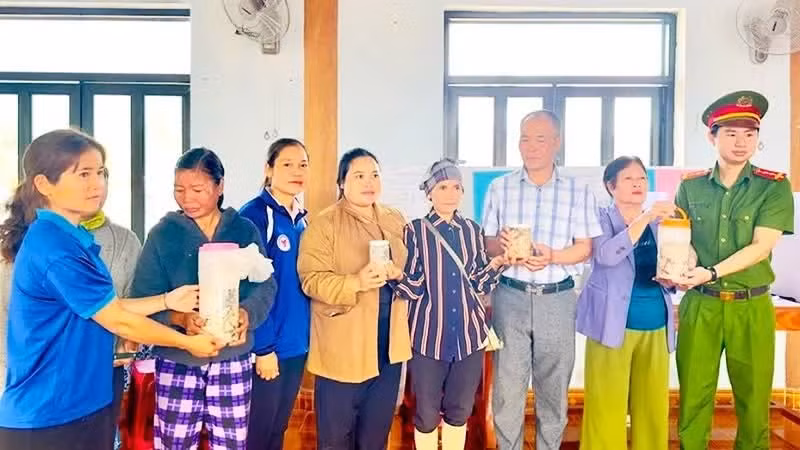 Người dân chủ động giao nộp cá ủ chua không bảo đảm vệ sinh cho chính quyền.