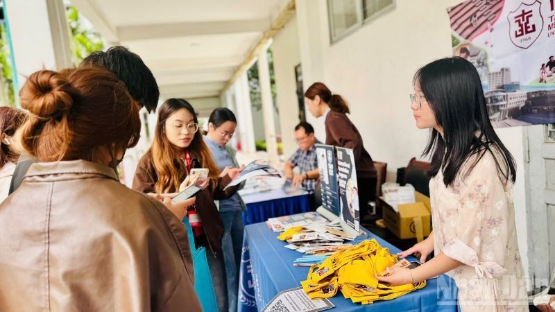 Sinh viên trao đổi thông tin bên lề sự kiện. Ảnh: HNV