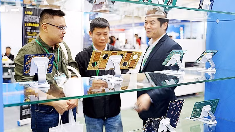 Các sản phẩm chip bán dẫn được trưng bày tại triển lãm thiết bị điện tử thông minh. Ảnh: NAM ANH