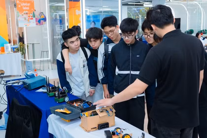 Các bạn trẻ Việt Nam ngày càng quan tâm và tìm hiểu sâu về ngành công nghệ bán dẫn.