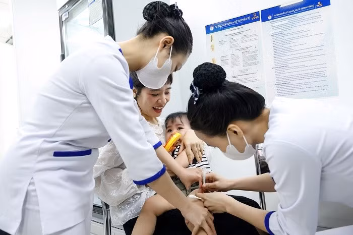 Trẻ nhỏ được tiêm chủng vaccine não mô cầu thế hệ mới tại Trung tâm tiêm chủng VNVC, sáng 4/7.