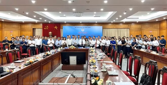Các Đại biểu chụp hình lưu niệm.