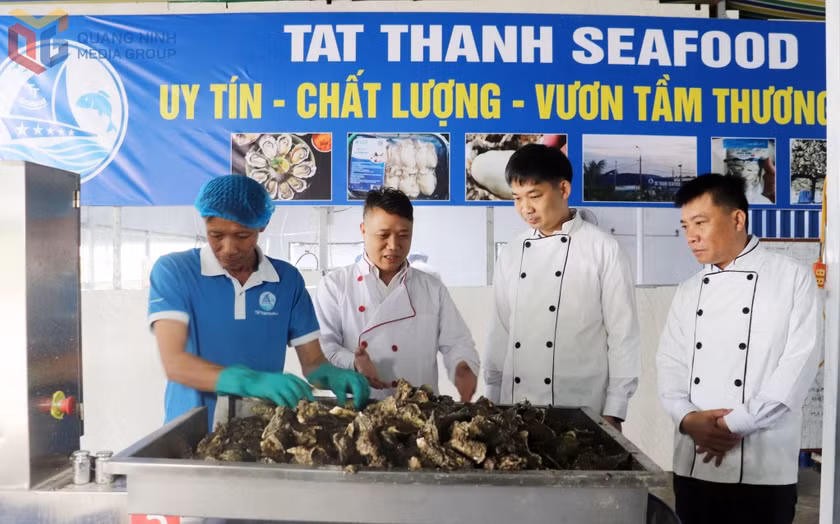 Phó Chủ tịch UBND tỉnh Nguyễn Văn Công kiểm tra thực tế quy trình sản xuất tại Công ty CP Hải sản Tất Thành.