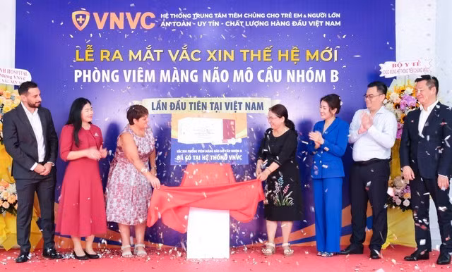 Hệ thống trung tâm tiêm chủng VNVC và Tập đoàn dược phẩm GSK (Anh) ra mắt và triển khai tiêm vaccine thế hệ mới phòng viêm màng não do vi khuẩn não mô cầu nhóm B - Ảnh: VGP/HM
