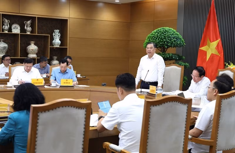Phó Thủ tướng Thường trực Chính phủ Phạm Gia Túc và Phó Thủ tướng Lê Tiến Châu chủ trì cuộc làm việc với Bộ Công Thương cùng một số bộ, ngành về Dự thảo Nghị định quy định chi tiết một số điều và biện pháp để tổ chức, hướng dẫn thi hành Nghị quyết số 253/2025/QH15 của Quốc hội về các cơ chế, chính sách phát triển năng lượng quốc gia giai đoạn 2026-2030. Ảnh: VGP/Phương Nguyên.