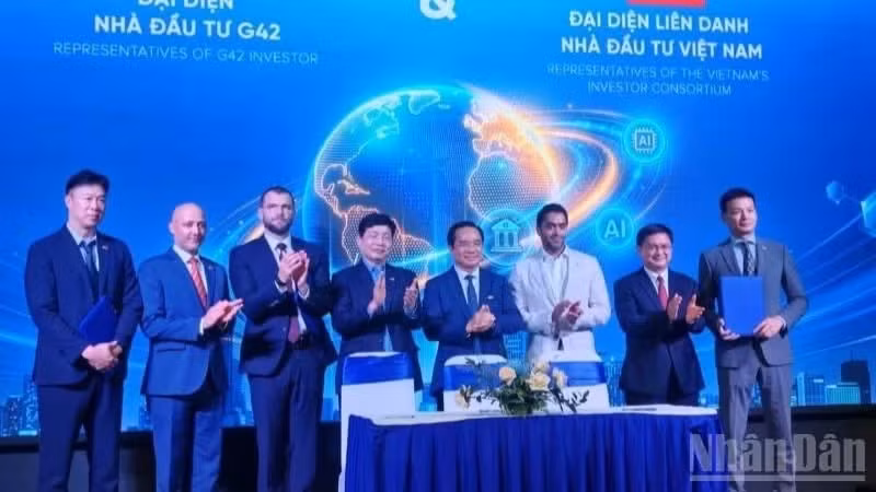 Tập đoàn công nghệ G42 cùng liên danh FPT Corporation và Việt Thái Group đã ký thỏa thuận hợp tác khung về phát triển năng lực AI có chủ quyền và hạ tầng điện toán đám mây tại Việt Nam.