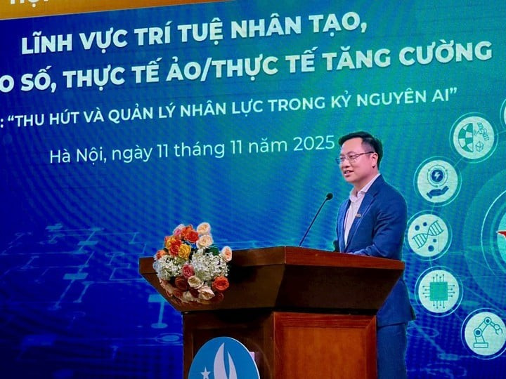 Phó Bí thư Thành đoàn Hà Nội Trần Quang Hưng phát biểu đề dẫn. Ảnh: Bảo Lâm