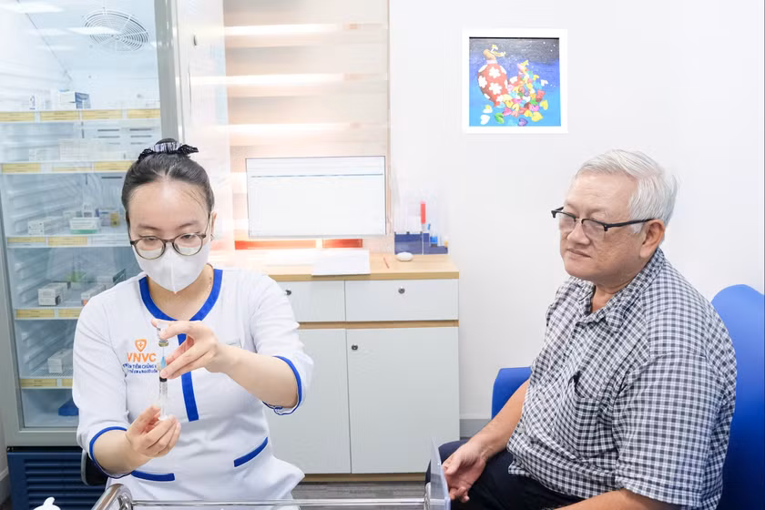 Ông Nguyễn Thái Hiệp, nhiều năm công tác trong lĩnh vực dịch tễ, đến tiêm vaccine RSV ngay trong ngày đầu tiên ra mắt. Ảnh: Nhân Lê