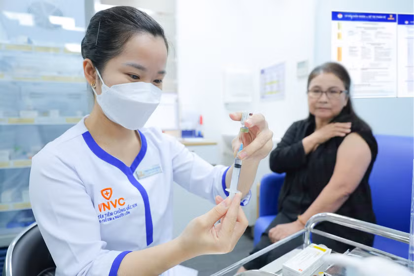 BS.CKI Bạch Thị Chính, Giám đốc Y khoa Hệ thống Tiêm chủng VNVC, chuyên gia trong lĩnh vực y tế dự phòng là một trong những người đầu tiên tại Việt Nam tiêm vaccine RSV dành cho người lớn. Ảnh: Nhân Lê