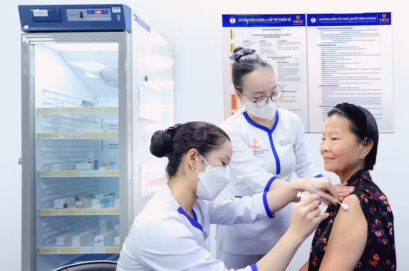 Bà Lê Thị Sơn (71 tuổi) tiêm vaccine RSV tại Trung tâm tiêm chủng VNVC Hoàng Văn Thụ (TP.HCM) ngay trong ngày đầu tiên ra mắt. Ảnh: Nhân Lê