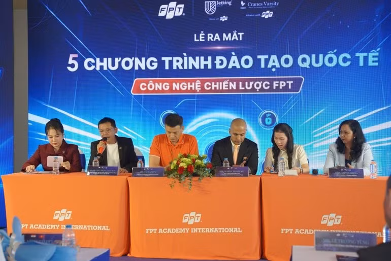 phien-toa-dam-le-ra-mat-5-chuong-trinh-dao-tao-quoc-te-cong-nghe-chien-luoc-fpt.jpg