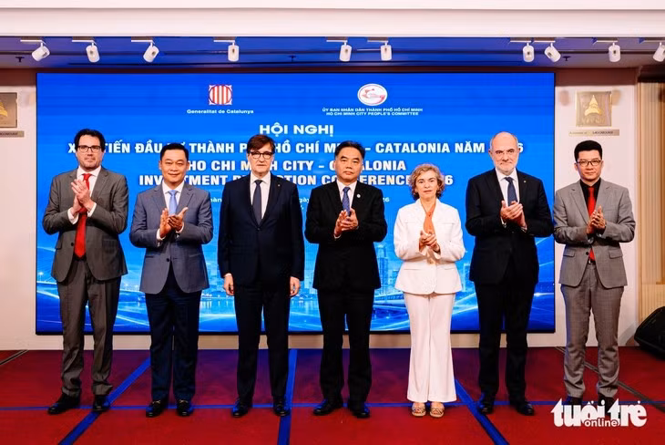 Các đại biểu, lãnh đạo 2 địa phương chụp ảnh lưu niệm tại hội nghị - Ảnh: THANH HIỆP