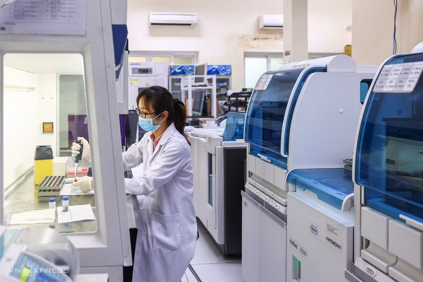 Nhân viên y tế Viện Pasteur TP HCM nghiên cứu, xét nghiệm, tháng 8/2025. Ảnh: Quỳnh Trần