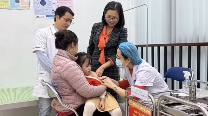 Y, bác sỹ Trạm Y tế phường Nghĩa Đô tiêm vaccine cho trẻ trên địa bàn để phòng các bệnh truyền nhiễm.