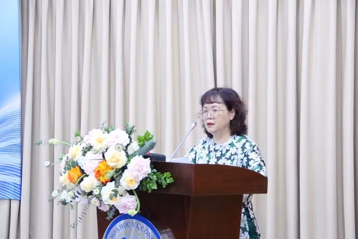 Phó Vụ trưởng Vụ Khoa học Xã hội và Tự nhiên Nguyễn Thị Thanh Hà trình bày báo cáo chung.