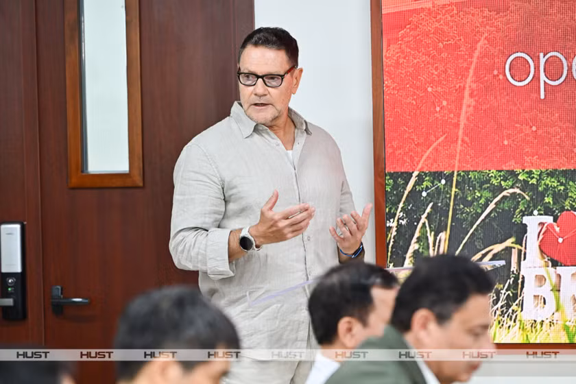 GS. Thomas Magedanz đảm nhiệm vai trò điều phối giữa các bài trình bày