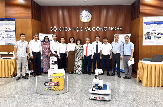 Định hướng phát triển vật lý gắn với công nghệ chiến lược và nghiên cứu ứng dụng