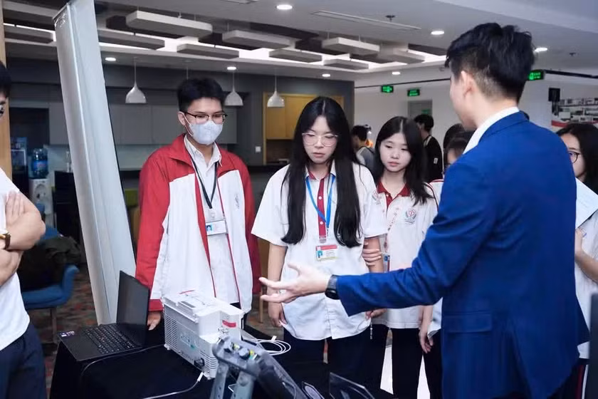 Học sinh tham gia trải nghiệm tìm hiểu về công nghệ bán dẫn.