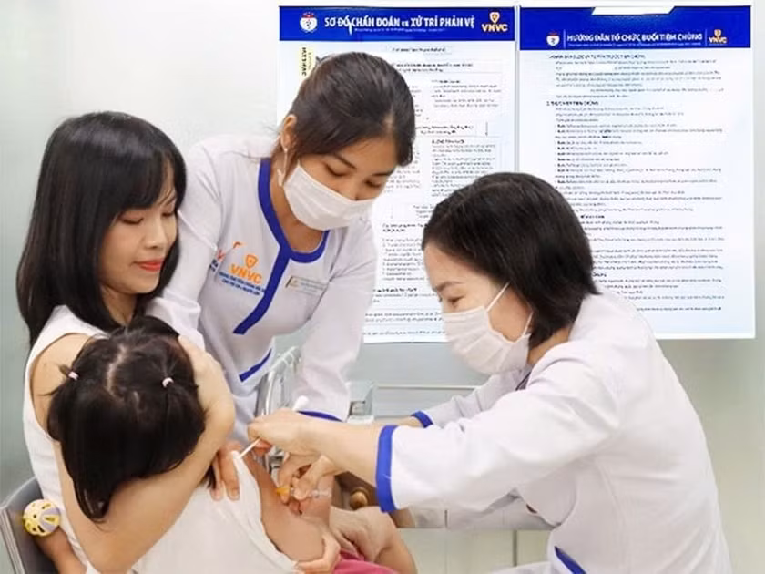 Tiêm Vaccine phòng sởi, quai bị, Rubella, thủy đậu tại Hệ thống Tiêm chủng VNVC. (Ảnh: Phong Lan)