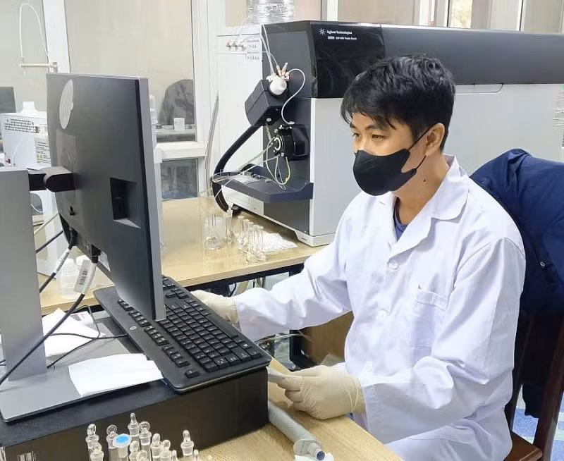 Viện Công nghệ Xạ hiếm (trực thuộc Viện Năng lượng Nguyên tử Việt Nam - Bộ Khoa học và Công nghệ) là một trong những đơn vị nghiên cứu hàng đầu, đã có gần 40 năm nghiên cứu triển khai các đề tài nghiên cứu về quy trình chế biến đất hiếm.