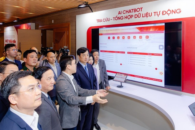 Bí thư Thành ủy Hà Nội Nguyễn Duy Ngọc nghe giới thiệu các giải pháp AI của FPT