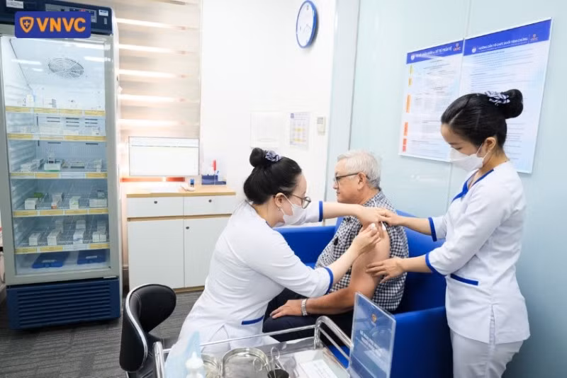 Ngày 14/12/2025, vắc xin phòng RSV thế hệ mới, sử dụng công nghệ hiện đại chính thức được triển khai tiêm phòng cho người lớn, có bệnh mạn tính tại hàng trăm trung tâm tiêm chủng VNVC.